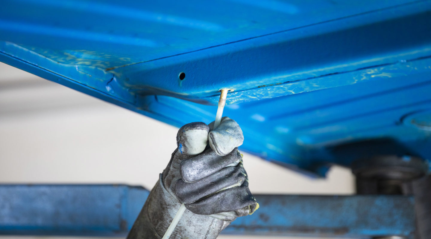 Korrosionsschutzkonservierung, Korrosionsschutzversiegelung, Verarbeitung, Korrosionsschutzfett, Automobile Genieser, Restauration, KFZ, Automobil, Lackierung